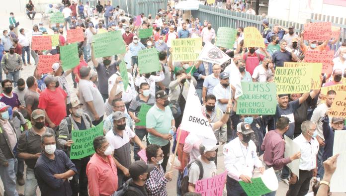 Protestan obreros contra IMSS