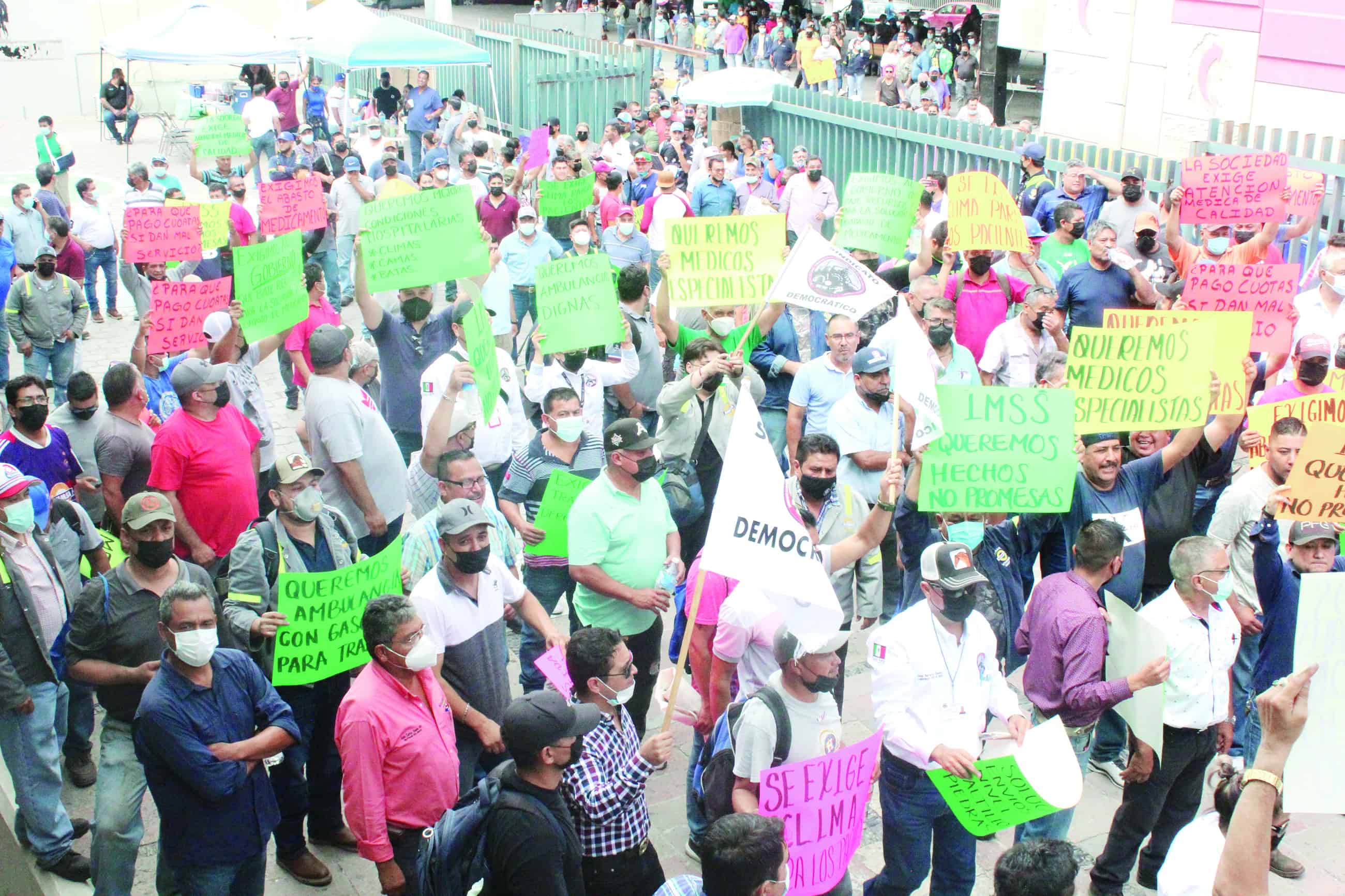 Se manifiestan trabajadores de AHMSA por deficiencias en el IMSS.