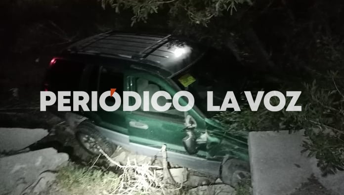 La camioneta terminó en el fondo de un pequeño barranco.