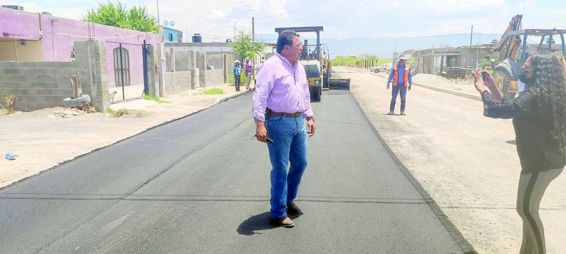 El alcalde Roberto Piña Amaya, acudió la mañana de ayer a supervisar la obra de pavimentación.