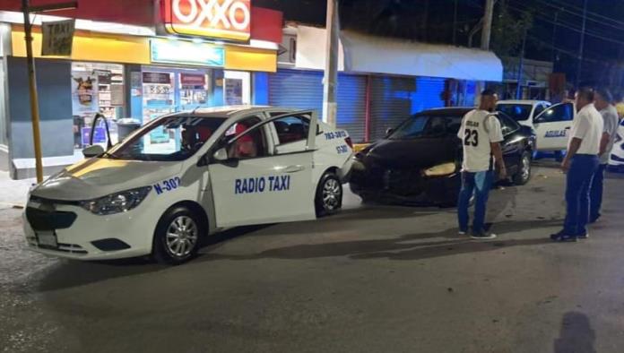 Se impacta contra taxista Y se da a la fuga