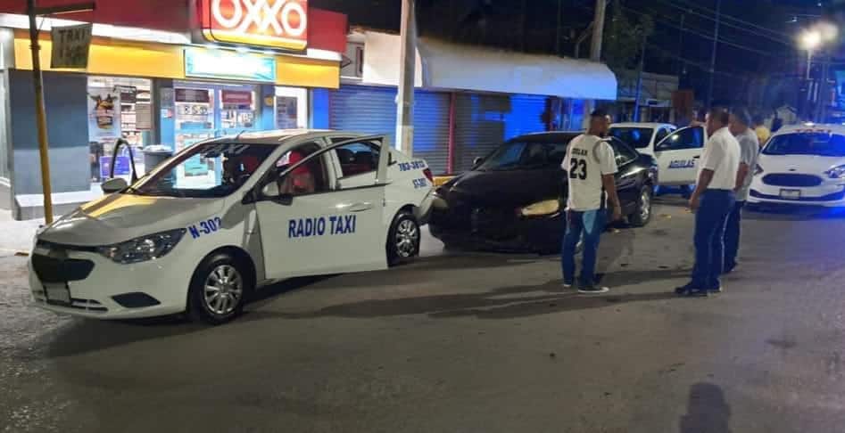 Se impacta contra taxista Y se da a la fuga