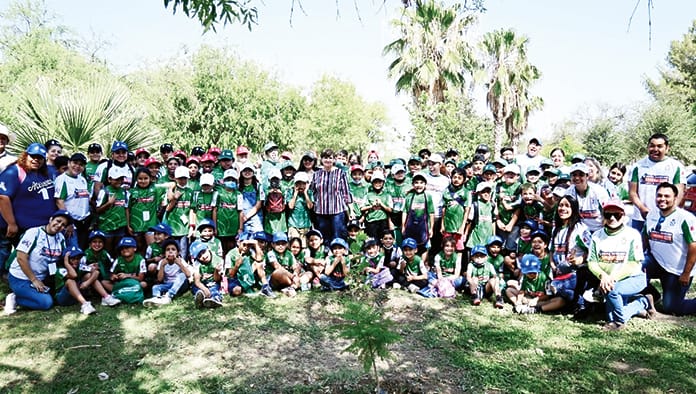 La presidenta honoraria del DIF, doctora Leticia Carrillo Acevedo, se sumó a las actividades por un día de los niños que participan en el Curso de Verano Guerreros Santos-Pronnif.