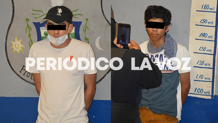 Alan Zapata Ramírez (izquierda) de 20 años de edad, quedó bajo arresto tras drogarse en vía publica. Emilio Ramírez Rodríguez (derecha) intentó huir pero le fue imposible al verse rodeado por la policía.