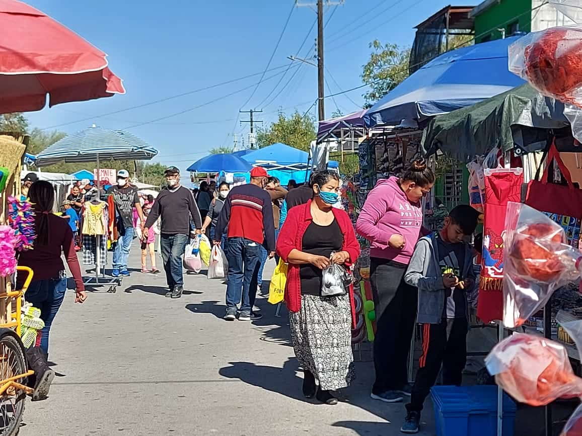 El líder de los comerciantes justificó el hecho de que algunos vendedores no se retiraron en el horario establecido: “Es que ellos traen mucha mercancía y se tardan más en guardar”, aseguró.