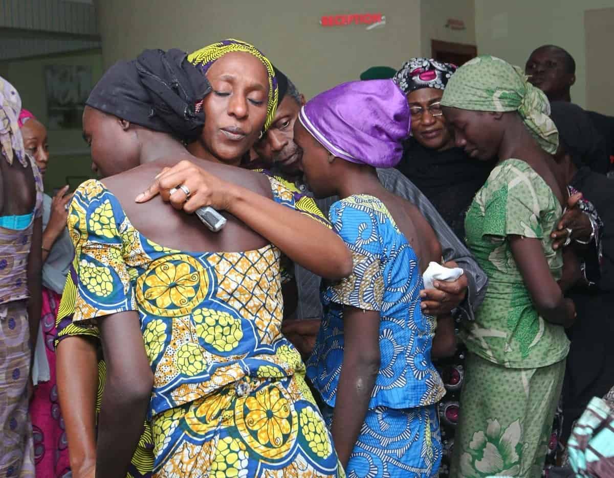 Ejercito de Nigeria rescata a dos niñas secuestradas por Boko Haram en el 2014