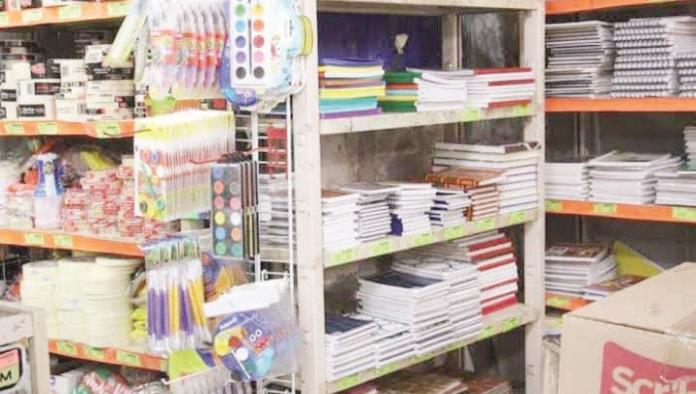 Buscan a padrinos de útiles escolares 