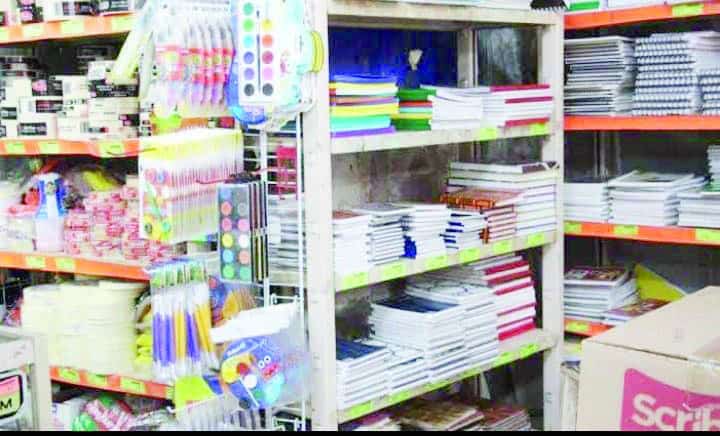 Buscan a padrinos de útiles escolares 