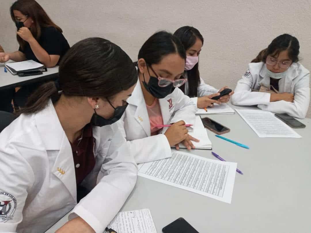 Los estudiantes asisten de forma regular a las clases sabatinas.