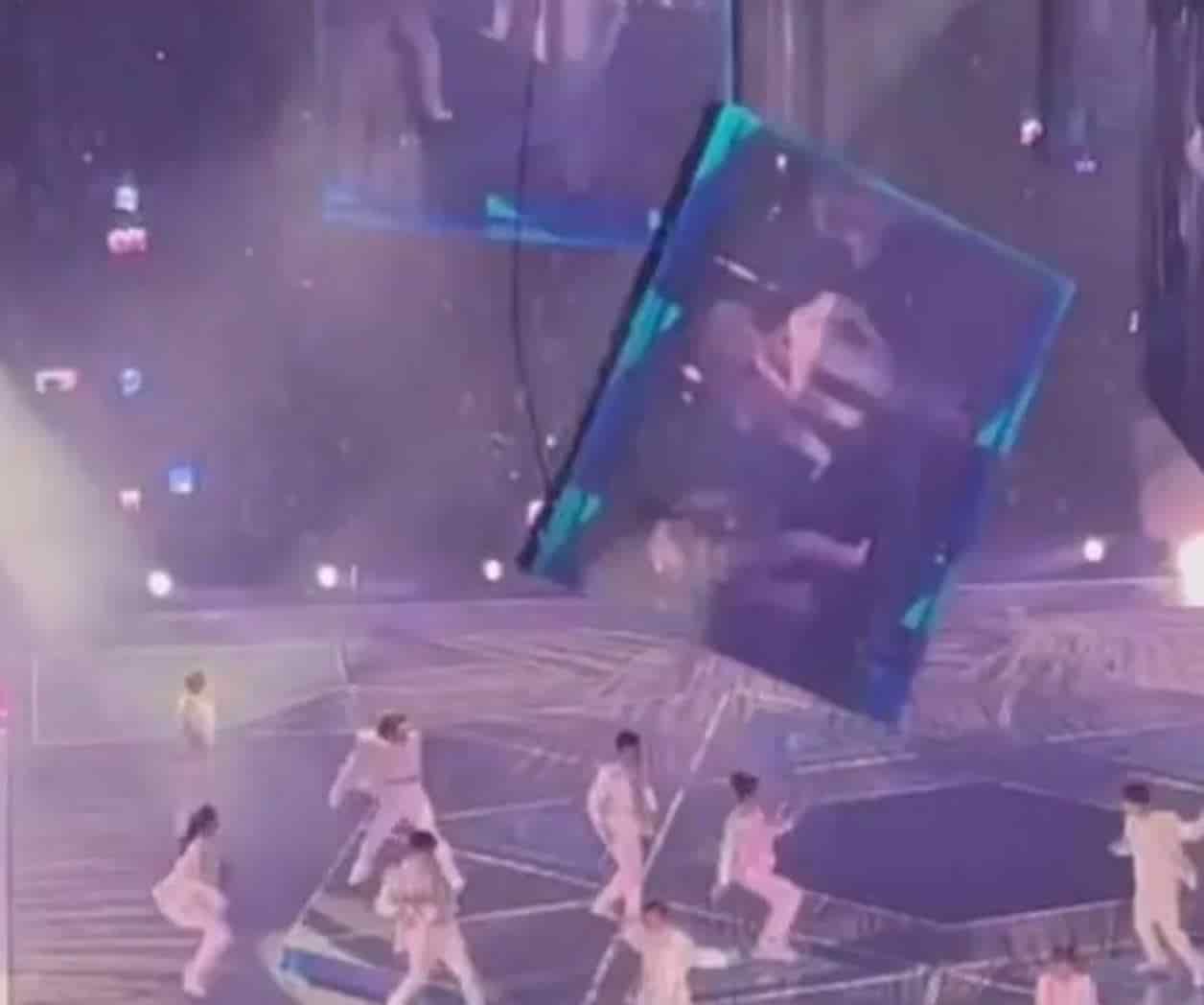 Cae pantalla gigante sobre un bailarín en pleno show en Hong Kong