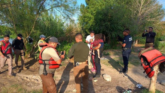 Agentes mexicanos salvan a cinco migrantes del río Bravo