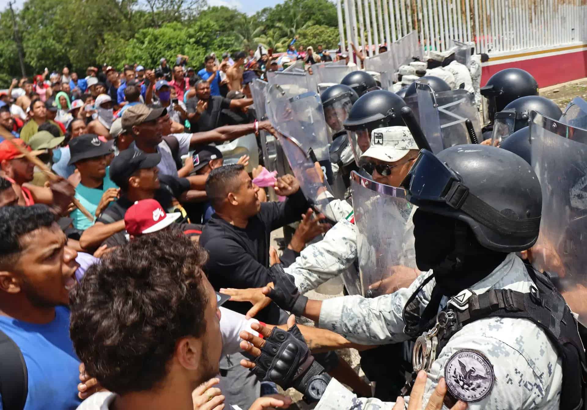 Se amotinan migrantes en Chiapas; Toman oficinas del INM para exigir permisos