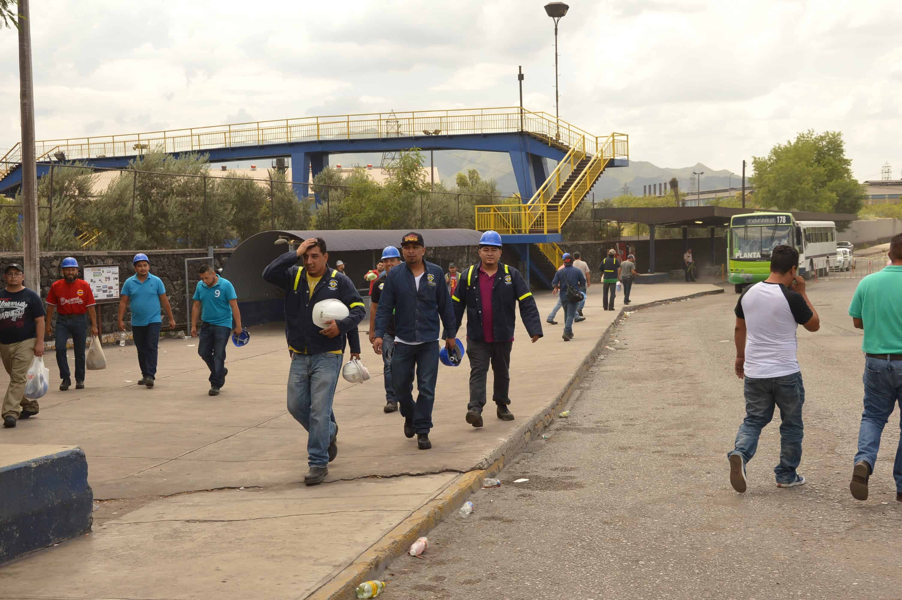 Se realiza entrega del medio ahorro a trabajadores de Altos Hornos de México.