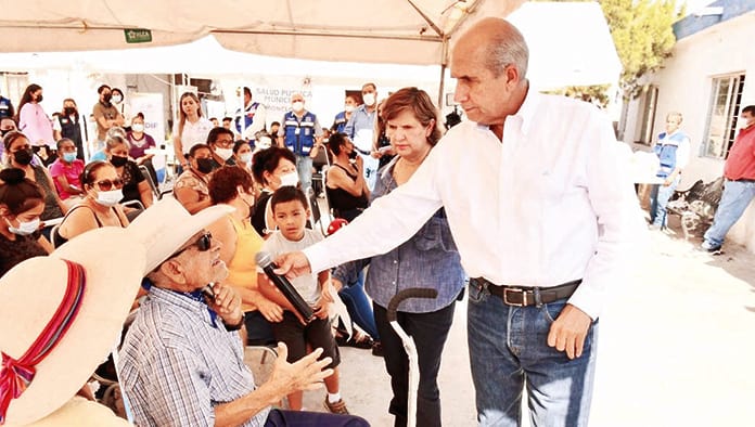 El alcalde Dr. Mario Dávila Delgado, y su equipo de trabajo, atendieron las necesidades de los vecinos, a los que ofrecieron varios servicios de salud y venta de productos de la canasta básica a bajo precio.