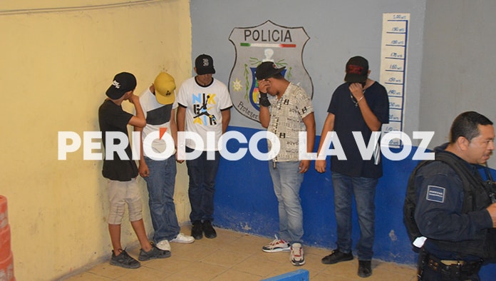 Al menos diez sujetos quedaron detenidos en la comandancia tras armar riña en la plaza principal.