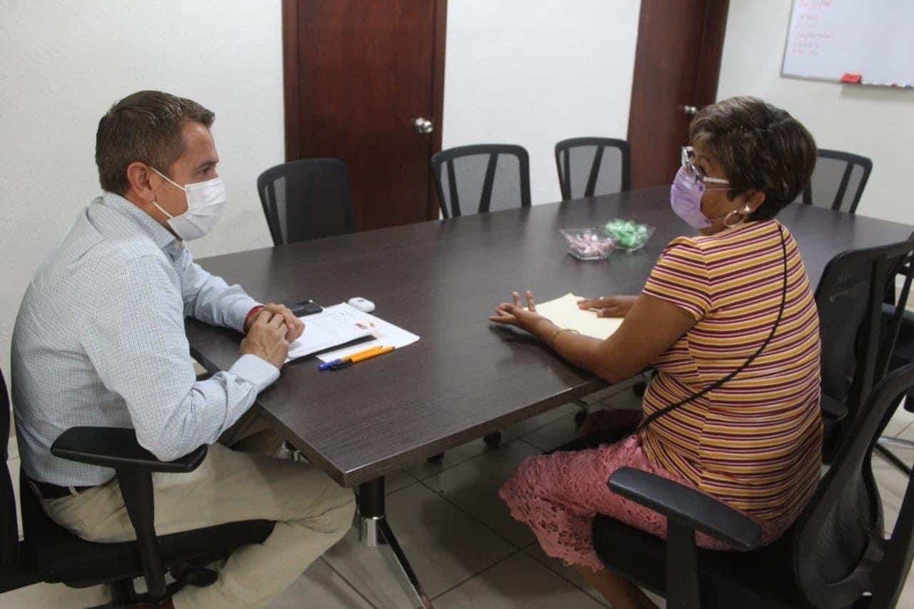 Desde adultos mayores, amas de casa, hasta jóvenes o profesionistas entregan diferentes gestiones al alcalde pelirrojo.