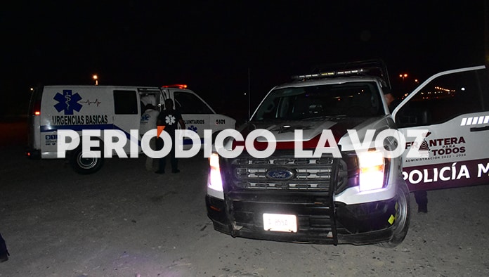 La lesionada fue atendida por los paramédicos, mientras autoridades tomaban conocimiento de los hechos.