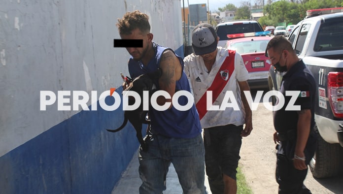 Los dos amigos alteraban el orden público cuando fueron sorprendidos por los uniformados.