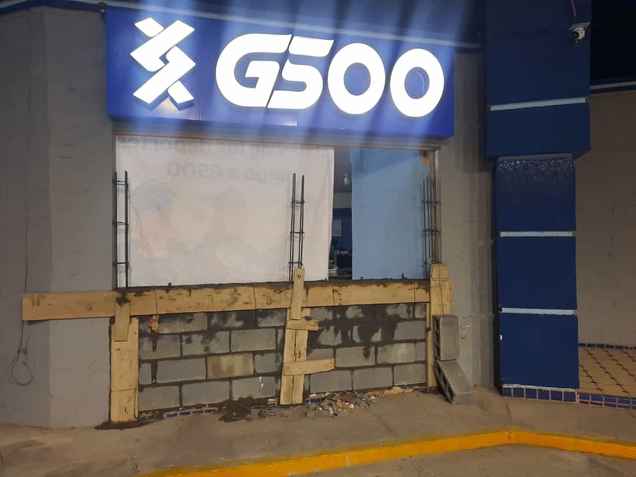 Quebró un cristal y dañó una puerta para poder ingresar.