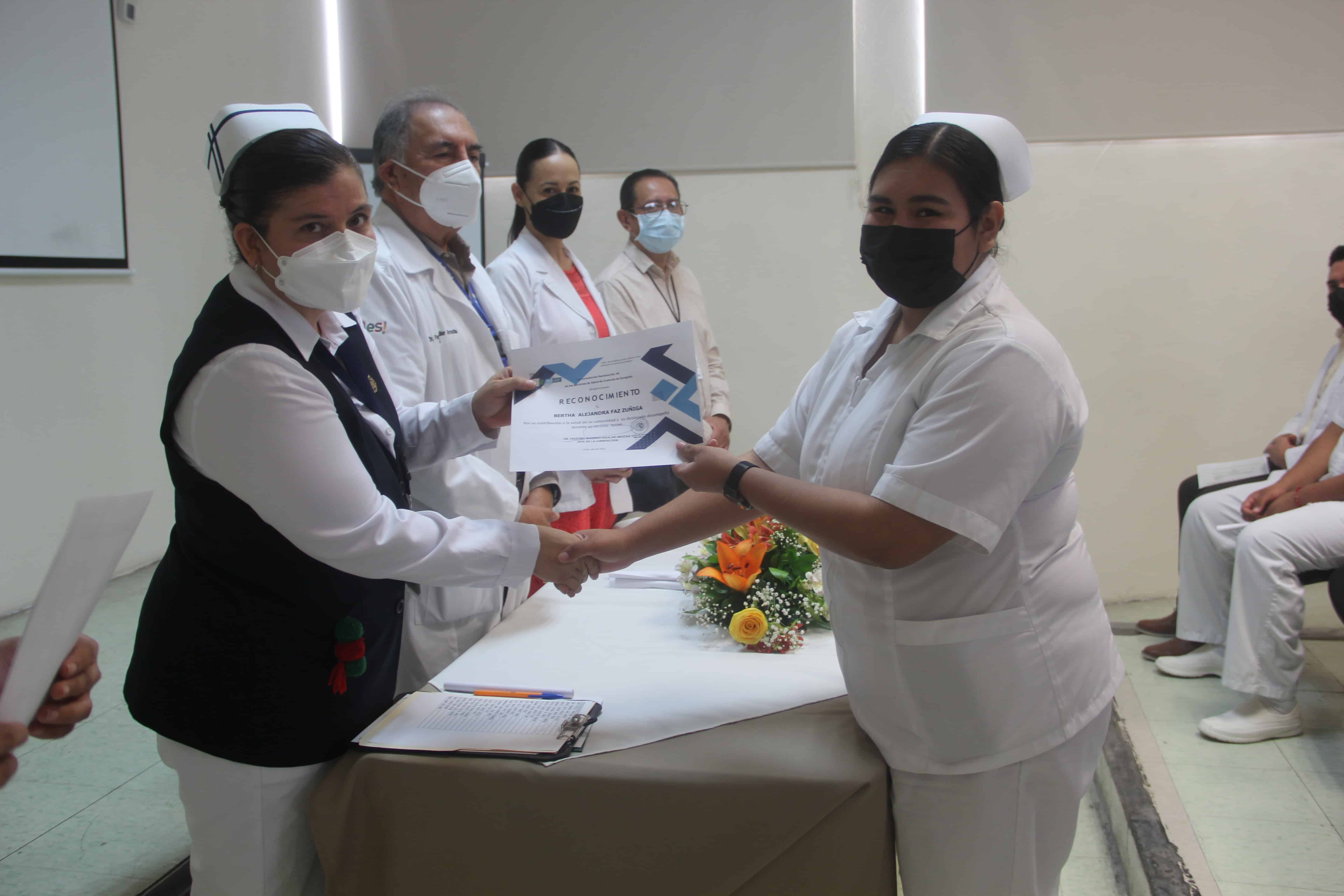 Alrededor de 33 médicos, enfermeras y odontólogos pasantes finalizaron su servicio social.