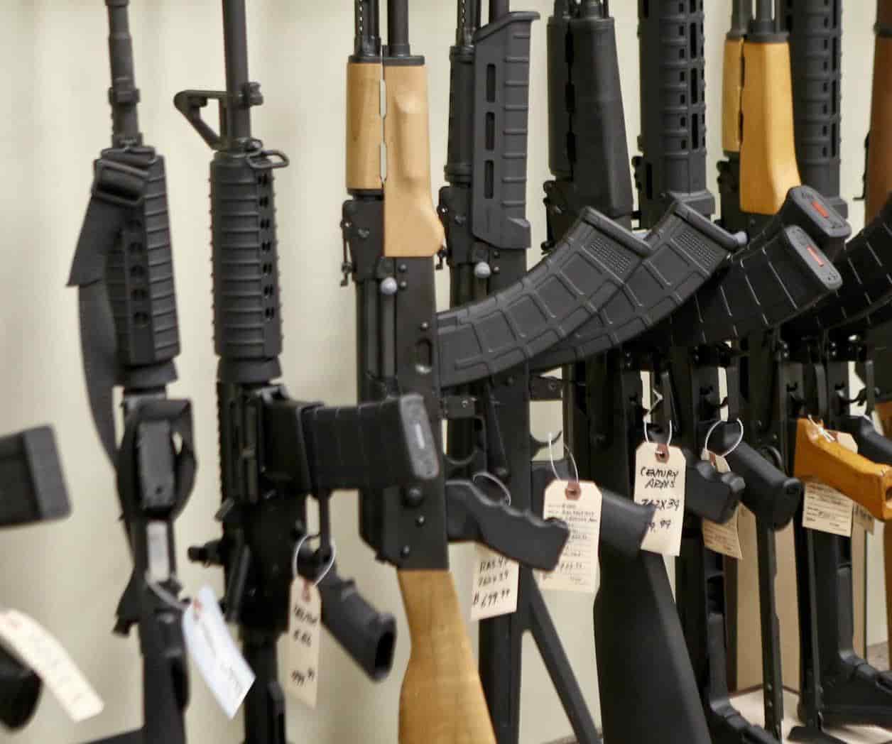 Cámara de Representantes de EU aprueba prohibir armas de asalto