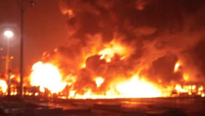 Se quema refinería de Pemex por caída de un rayo