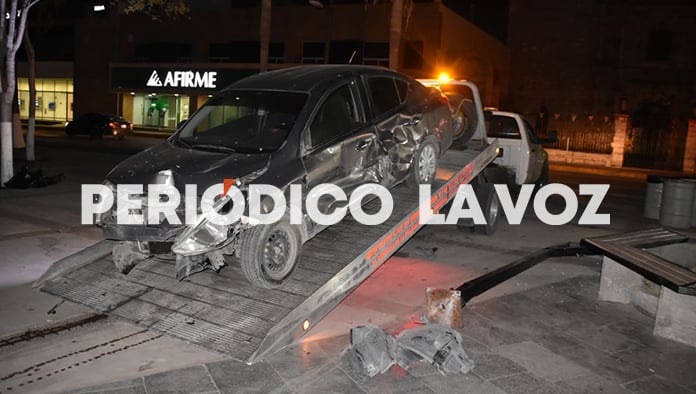 Tras el encontronazo, el responsable fue a parar hasta arriba de la plaza principal.