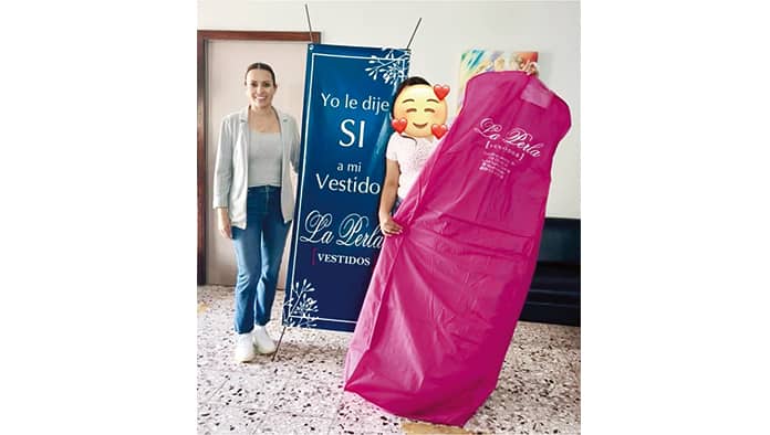 Verónica Z Cruz,  propietaria de la casa de novia entregó el vestido a la quinceañera.