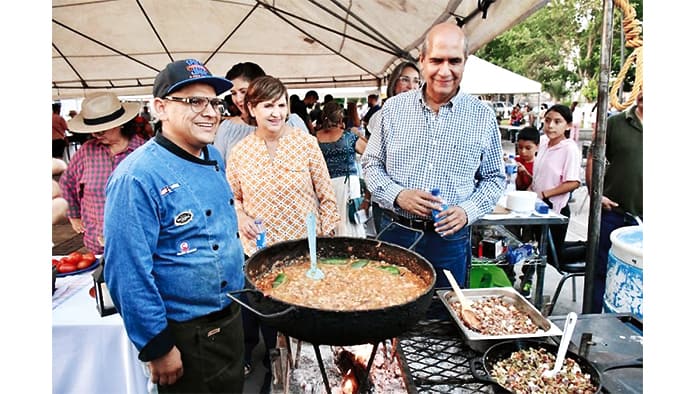 El alcalde Dr. Mario Dávila Delgado, durante el inicio de la muestra de Carne con Chile.