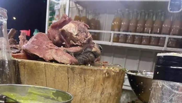 Toman foto de una supuesta cabeza de perro en taquería