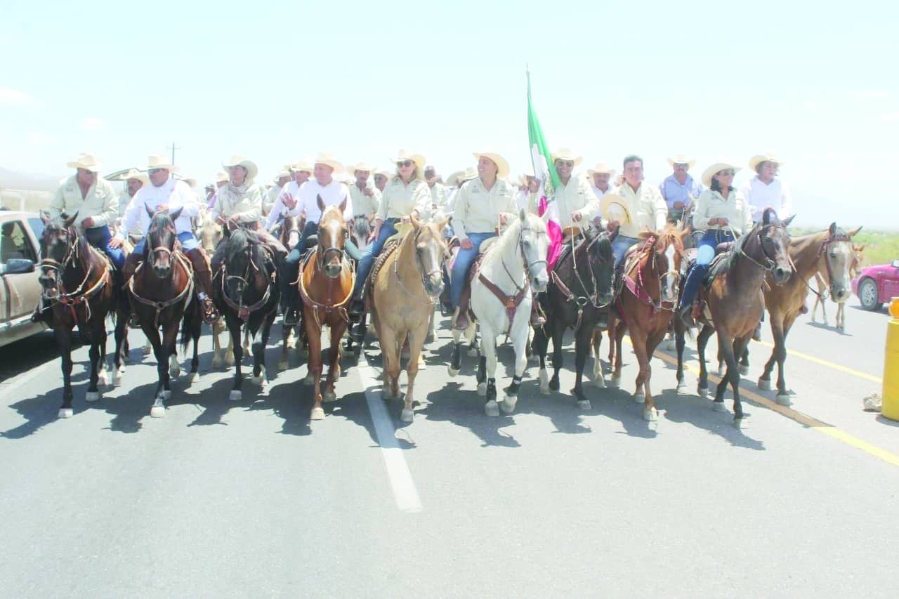 Asombrosa Cabalgata con miles de jinetes