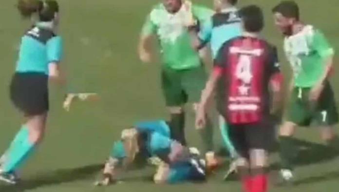 Desalmado futbolista golpea por la espalda a arbitra en Argentina