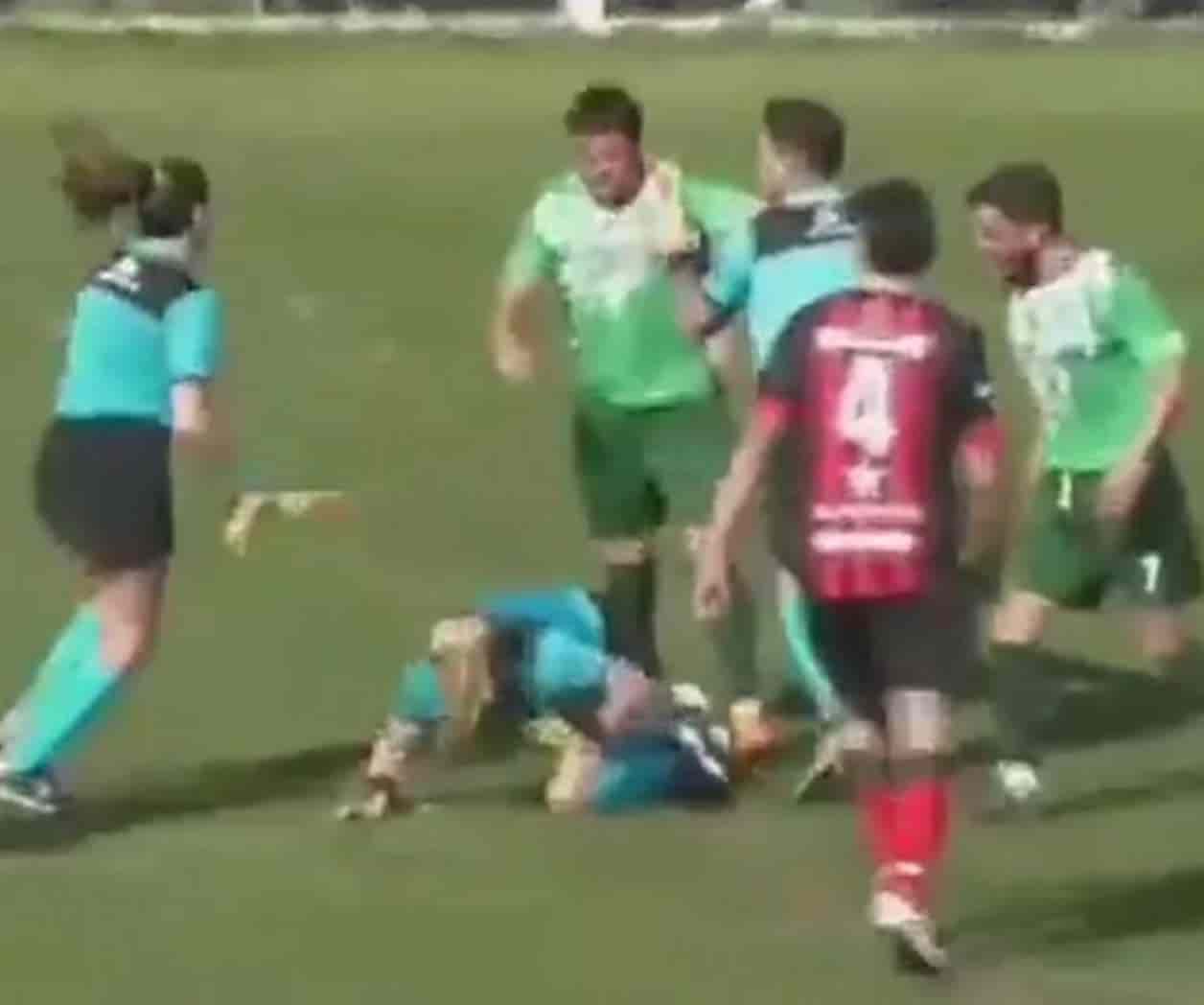 Desalmado futbolista golpea por la espalda a arbitra en Argentina