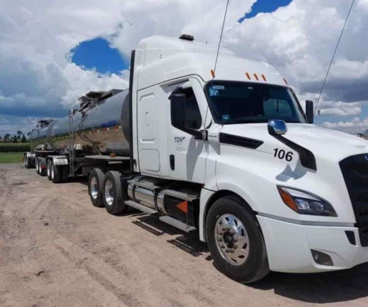 Menonitas de Chihuahua envían pipa de agua a Monterrey