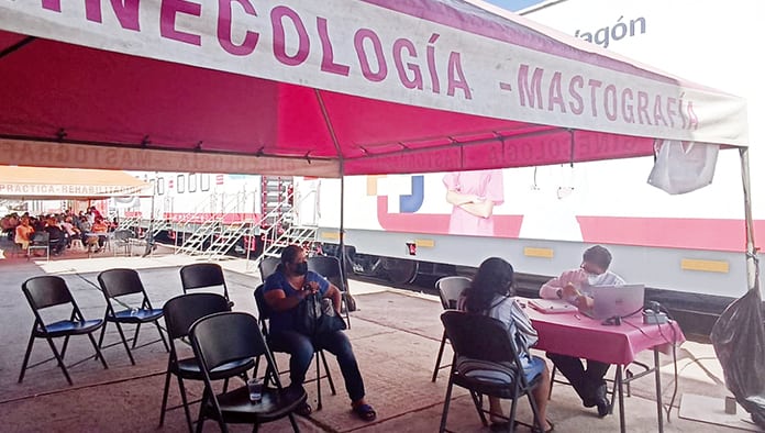 Una gran cantidad de personas acude a las consultas médicas del tren de la salud, el Doctor Vagón.
