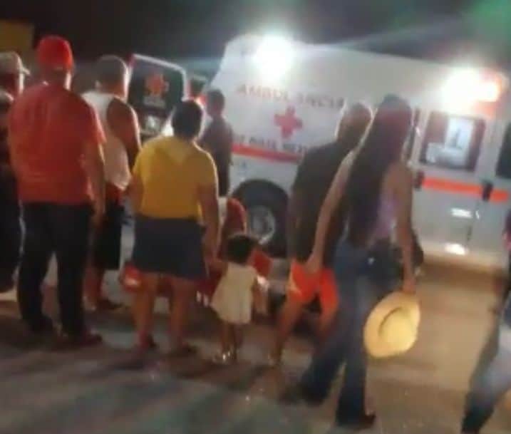 Impactan a padre e hija que viajaban en motocicleta.