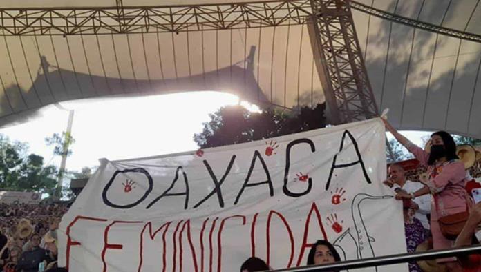 Oaxaca feminicida; Protestan frente a gobernador en la Guelaguetza