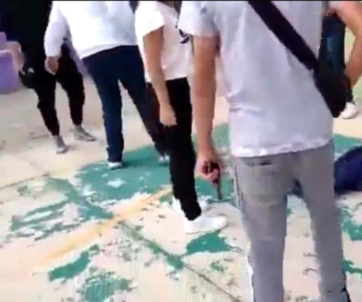 Joven saca pistola en medio de pela entre estudiantes