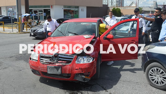 Dos jóvenes de San Buenaventura viajaban en el vehículo Jetta y dijeron tener la razón.