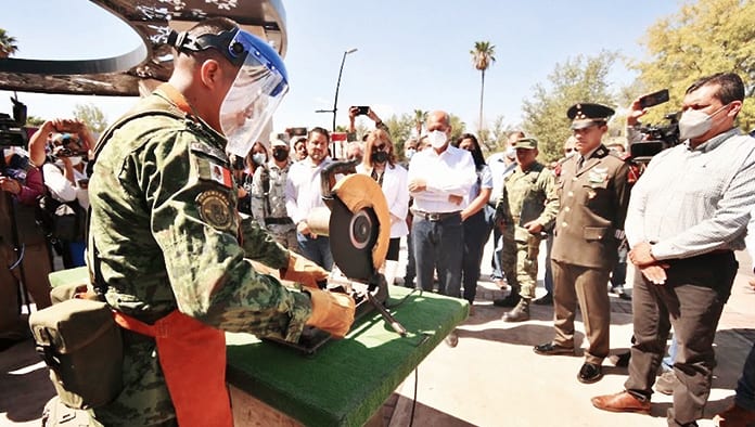 Los representantes de los tres niveles de gobierno, fueron testigos de la destrucción de la primera arma de fuego, en esta campaña de canje de armas.