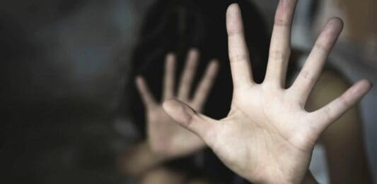 Texas: encontró a su novio violando a su hija y lo atropelló con su auto