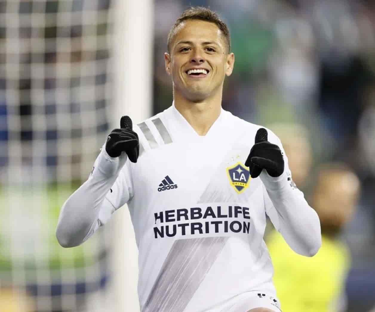 Critican al Chicharito por negar autógrafo a un niño y tirar la bandera al suelo