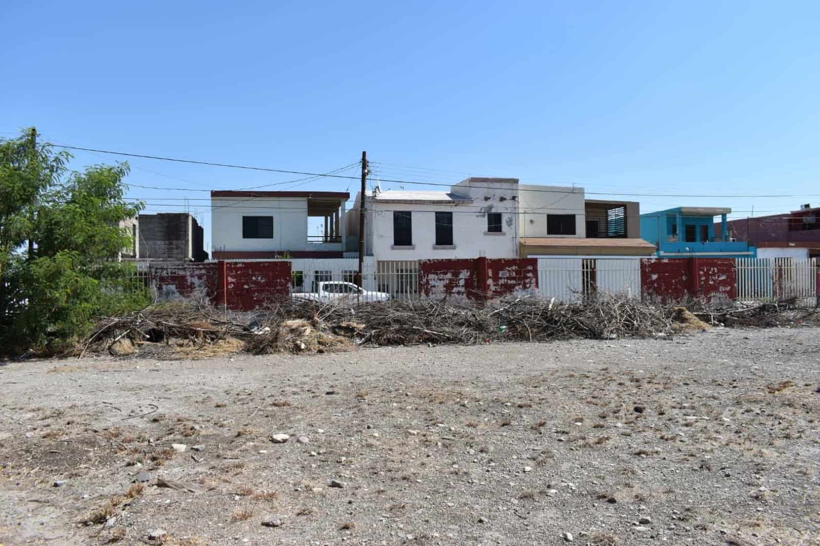 Al interior de la Primaria Josefa Ortiz de Domínguez hay basura y hierba acumulada, los habitantes piden sea retirado para evitar que los niños estén en riesgo.