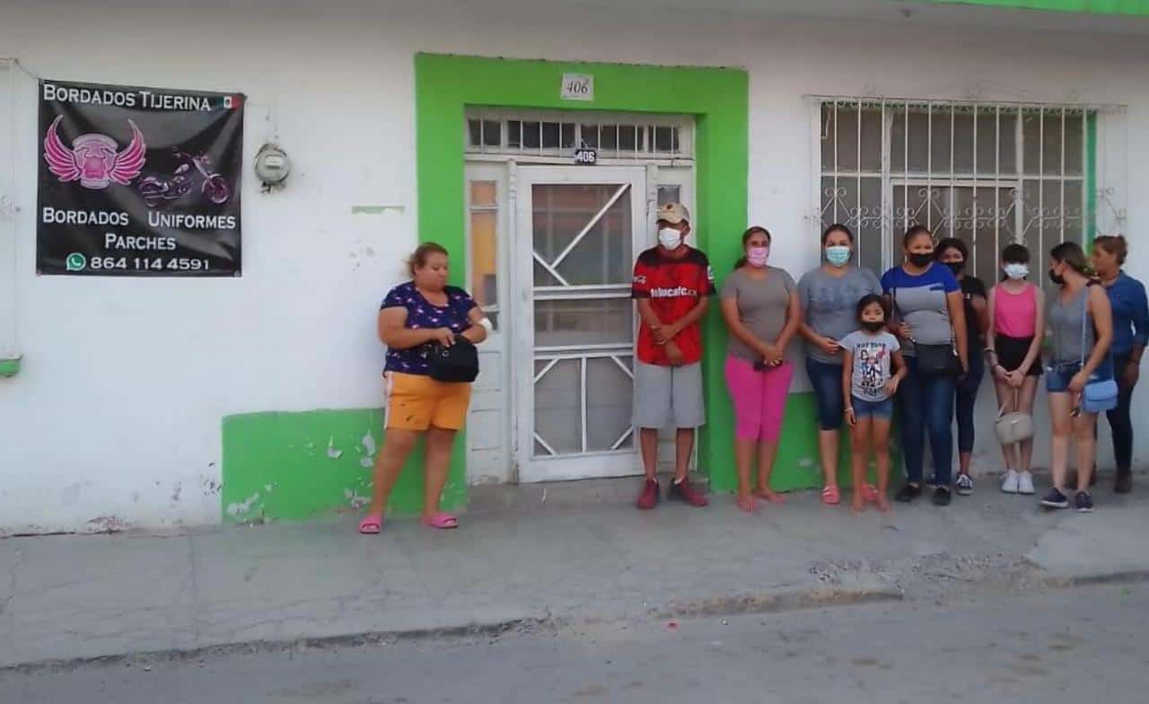 Los padres de familia se manifestaron en el exterior del negocio “Bordados Tijerina”.