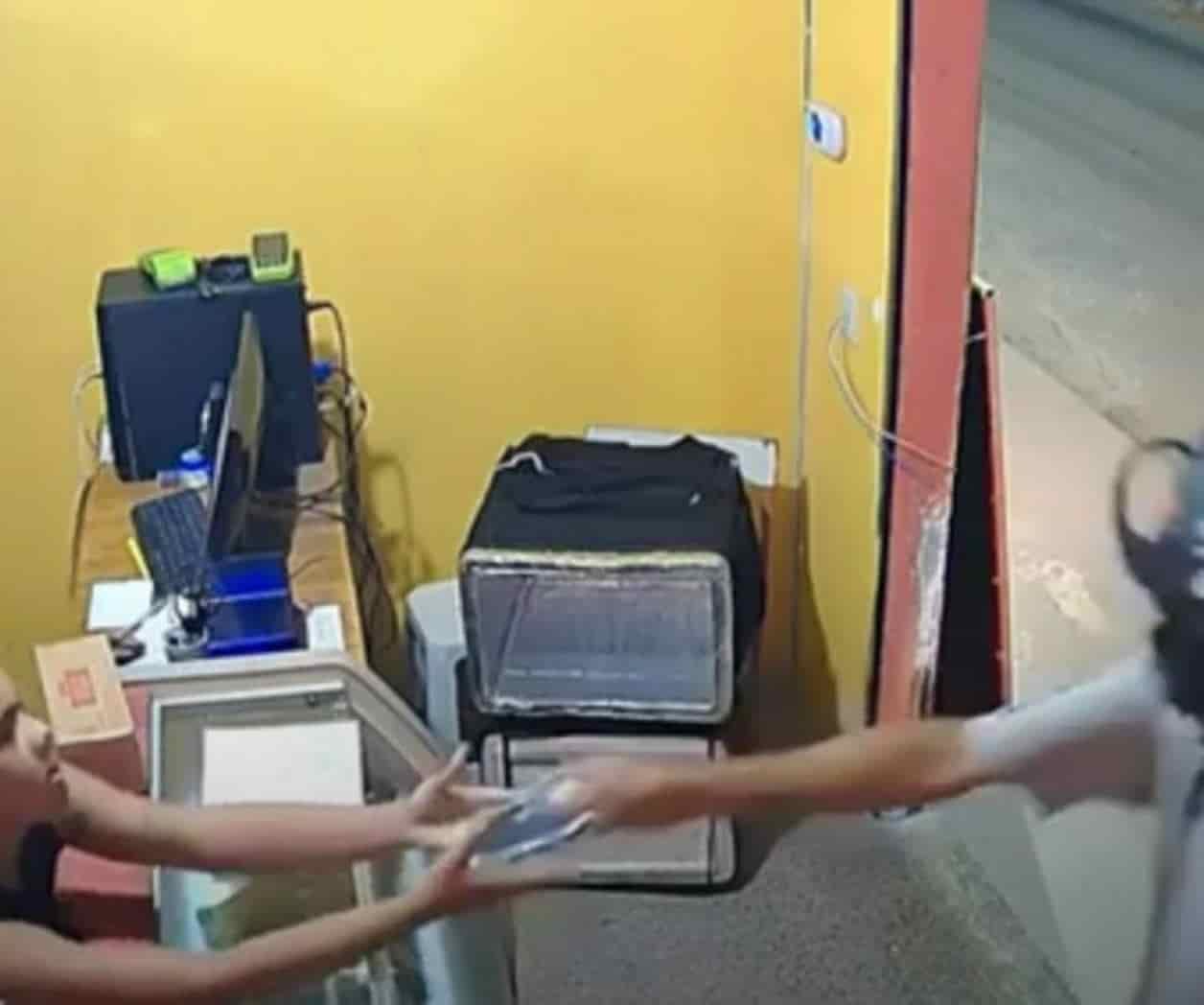 Mujer pide a ladrón no llevase su iphone porque aun no lo paga
