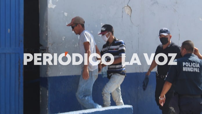 Tras alterar el orden público el par de amigos fueron a mascar barrote.