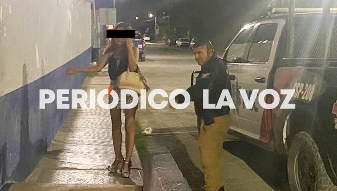 La dama se comportó de una manera agresiva con los oficiales.