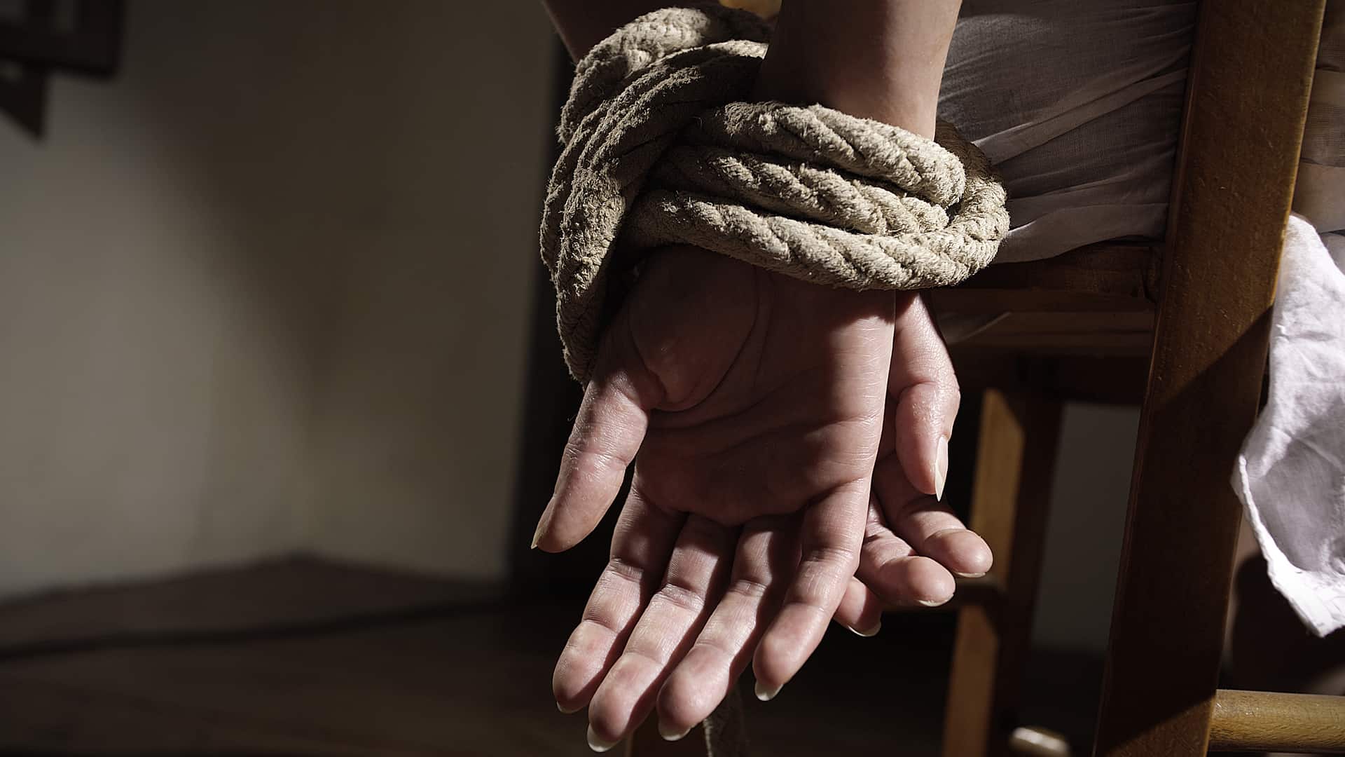 Heroína: niña secuestrada muerde sus ataduras para escapar