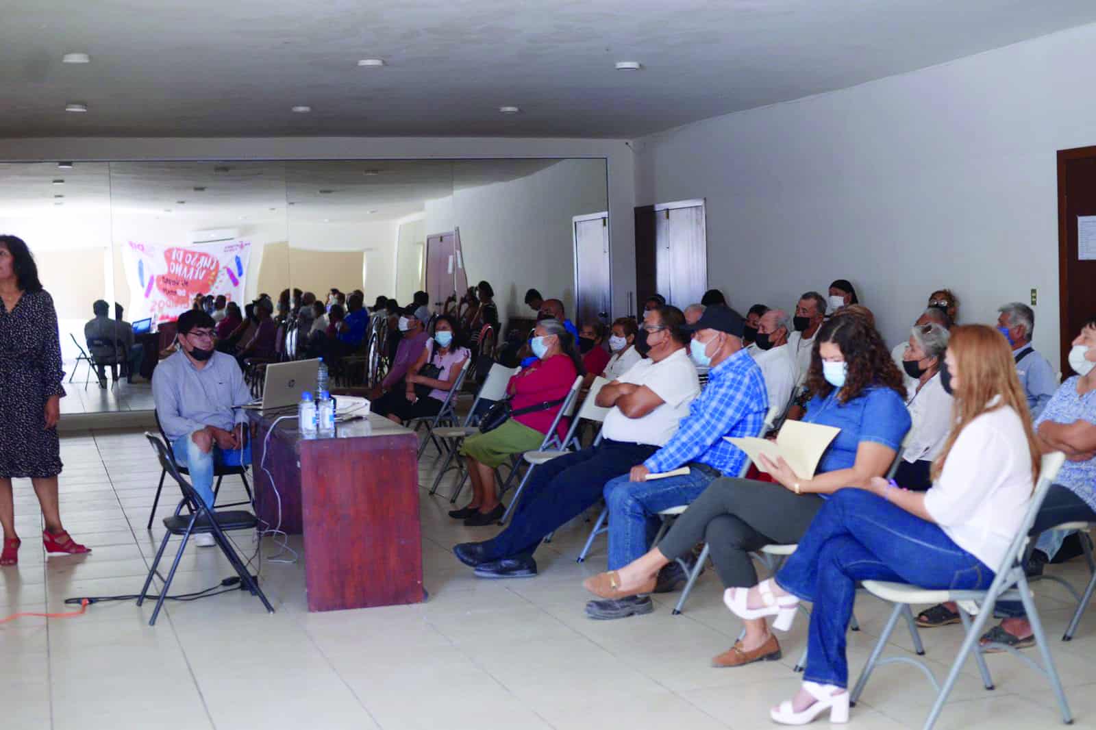 Llevan a cabo conferencia dedicada a los adultos mayores.