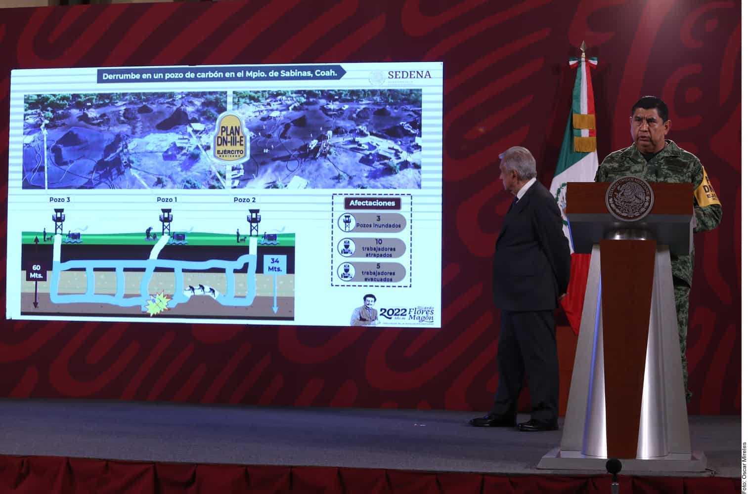Vamos a buscar salvar a los mineros, a rescatarlos, básicamente, indicó el Presidente Andrés Manuel López Obrador (traje negro) en su conferencia mañanera.